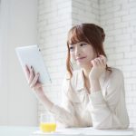 タブレットを見る女性